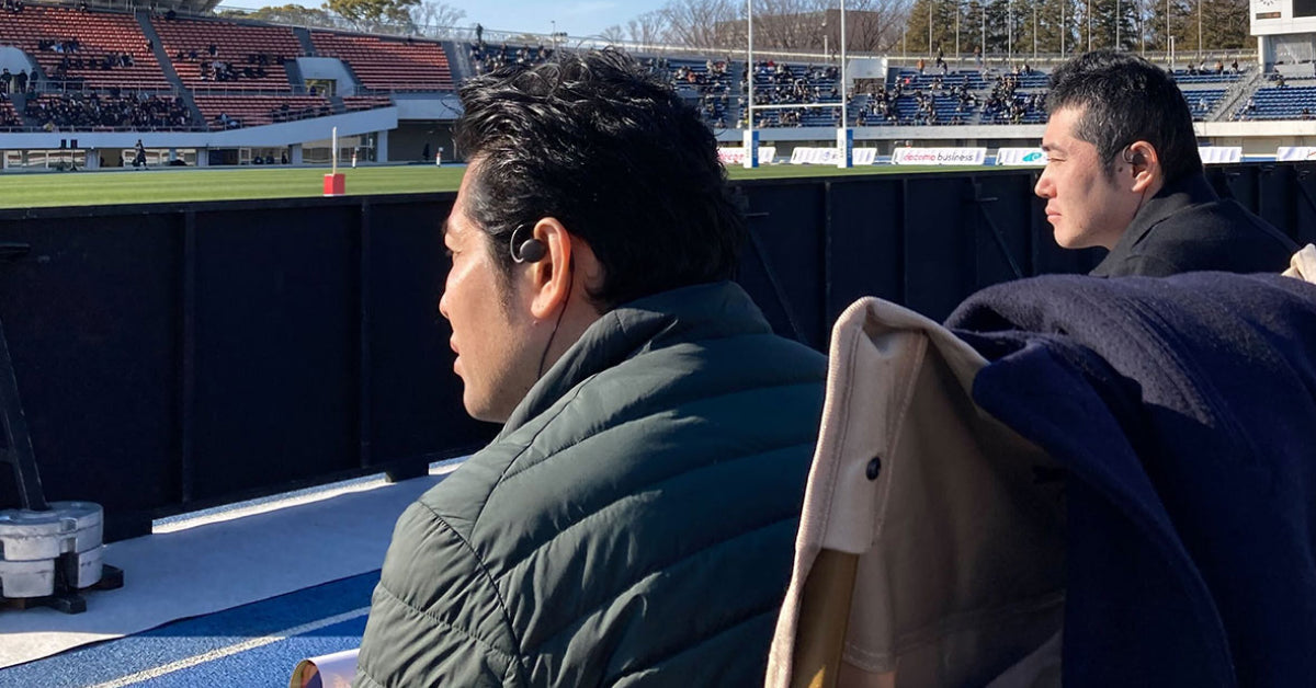 nwmの有線耳スピーカー「nwm MWE001」ピッチのスクラム音やリアルタイム解説を聴けるラグビー音声配信サービスの実証実験デバイスに採用